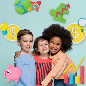 Três crianças sorrindo cercadas por símbolos de educação financeira como cofrinhos e moedas de cifrões