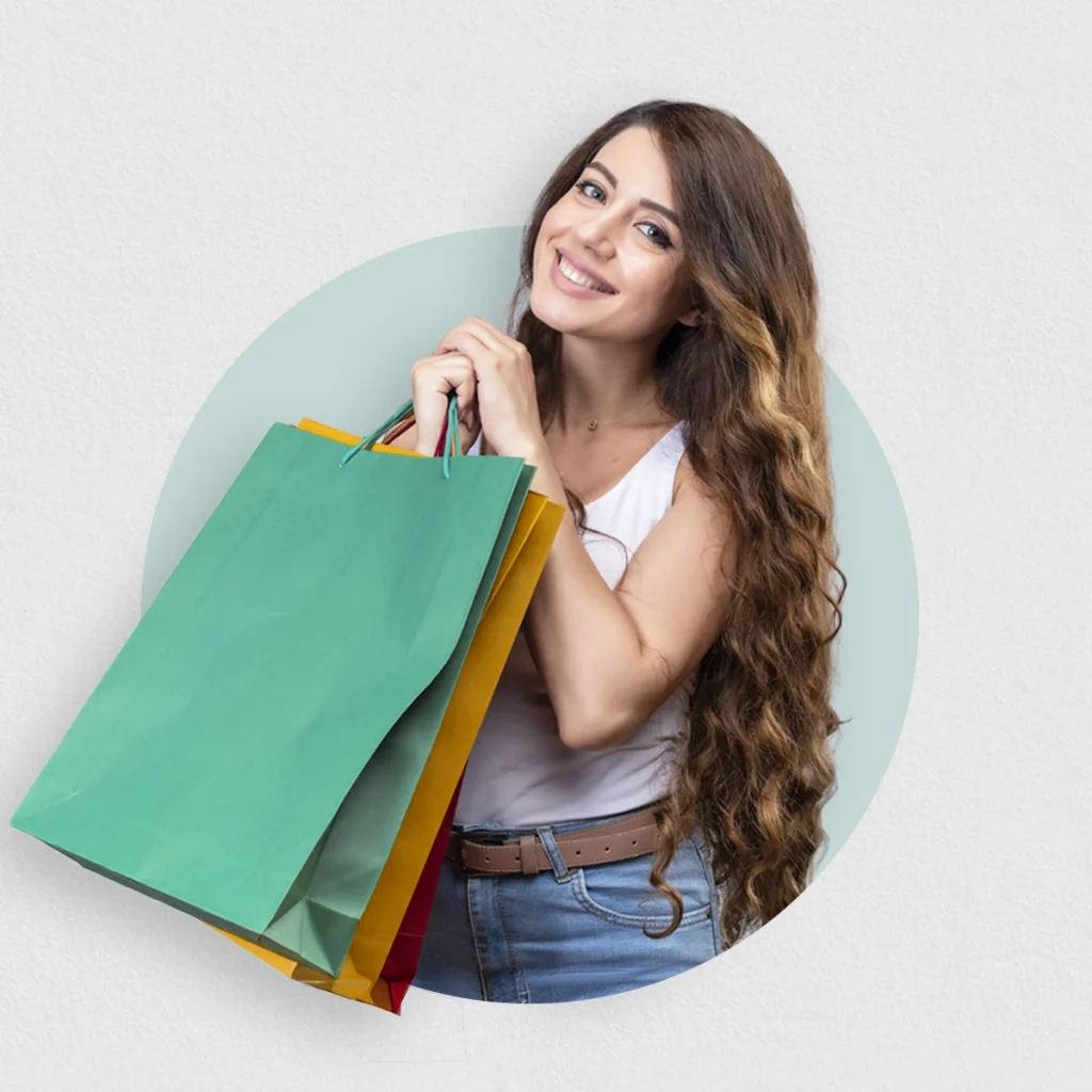 Pessoa sorrindo ao olhar sacolas de compras, representando satisfação e planejamento financeiro nas compras